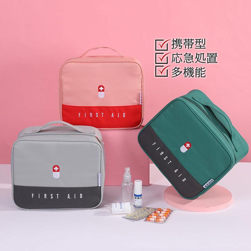 商品詳細:カラー:/グリーン/ピンク/グレーサイズ:/フリーサイズ【商品情報】【収納が抜群】絆創膏、消毒薬、包帯、錠剤などまとめて、中はたくさんのポケットが有り、各種薬品等を効率良く収納可能なファース