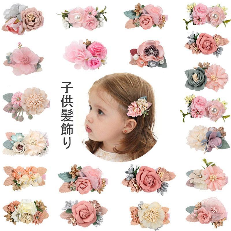 お花やパールビーズなどをふんだんにちりばめたヘアアクセサリーです。ホワイトカラーで落ち着いた感じながら、存在感のあるデザインの髪飾り。落ち着いた色味なのでどんなドレスにも合いやすい。グリップ力もあるの